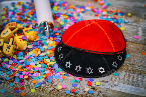Preview: Kippahs Yarmulkes Jewish Wooden dreidel for Hanukkah on Torah and a kippah a yamolka