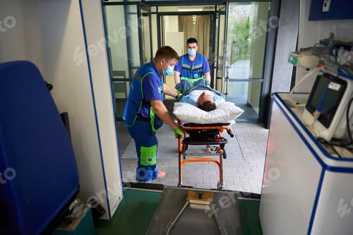 Preview: Male paramedics delivered the victim in accident to emergency room