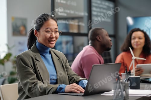 Preview: Young female ceo networking by desk