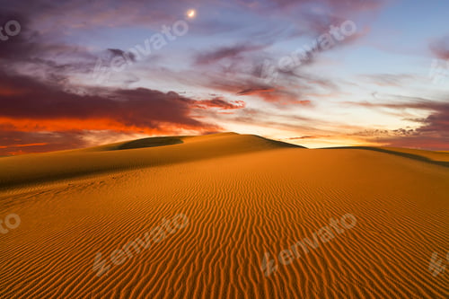 Preview: Sunset over the sand dunes in the desert. Arid landscape of the Sahara desert.