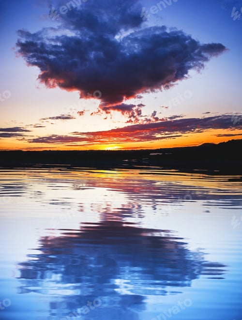 Preview: A large heart-shaped cloud, in the sky after sunset, is displayed in the water of the reservoir.