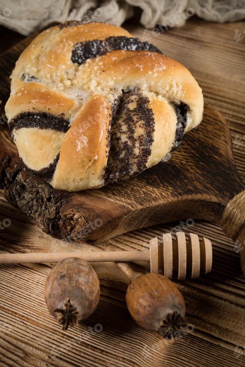 Preview: Bun with poppy seeds and honey.