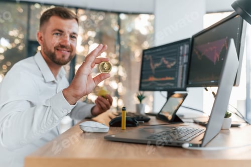 Vista previa: Una persona en la oficina. Joven empresario con ropa formal está con múltiples pantallas