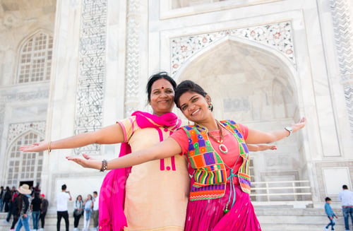 Preview: Indian mother and daughter in front of Taj Mahal.