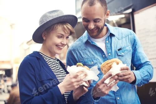 Preview: Happy couple enjoying their meal