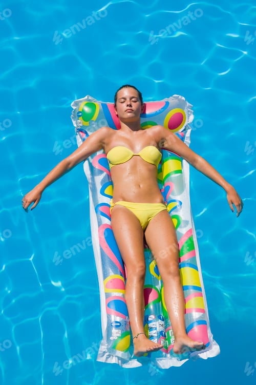 Preview: A girl is relaxing in a swimming pool