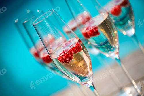 Preview: Champagne glasses with raspberry