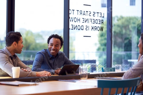 Preview: Group Of Businesswomen And Businesswomen Collaborating In Creative Meeting Around Table In Office