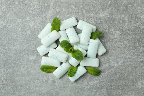Preview: Chewing gum and mint on gray textured background