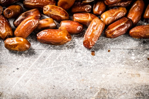 Preview: A pile of ripe dates on the table.