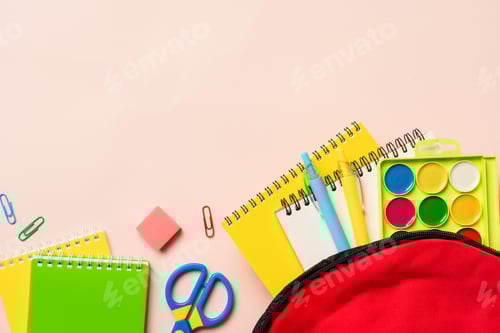 Visualização: Mochila escolar com papel de carta sobre fundo colorido.