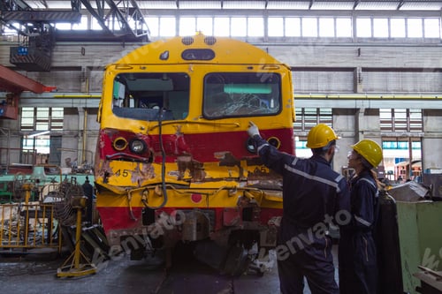 Preview: Engineer in the process of inspecting train engines Keep the machine ready for use in the train