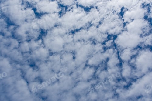 Vorschau: Zirruswolken am dunkelblauen Himmel.