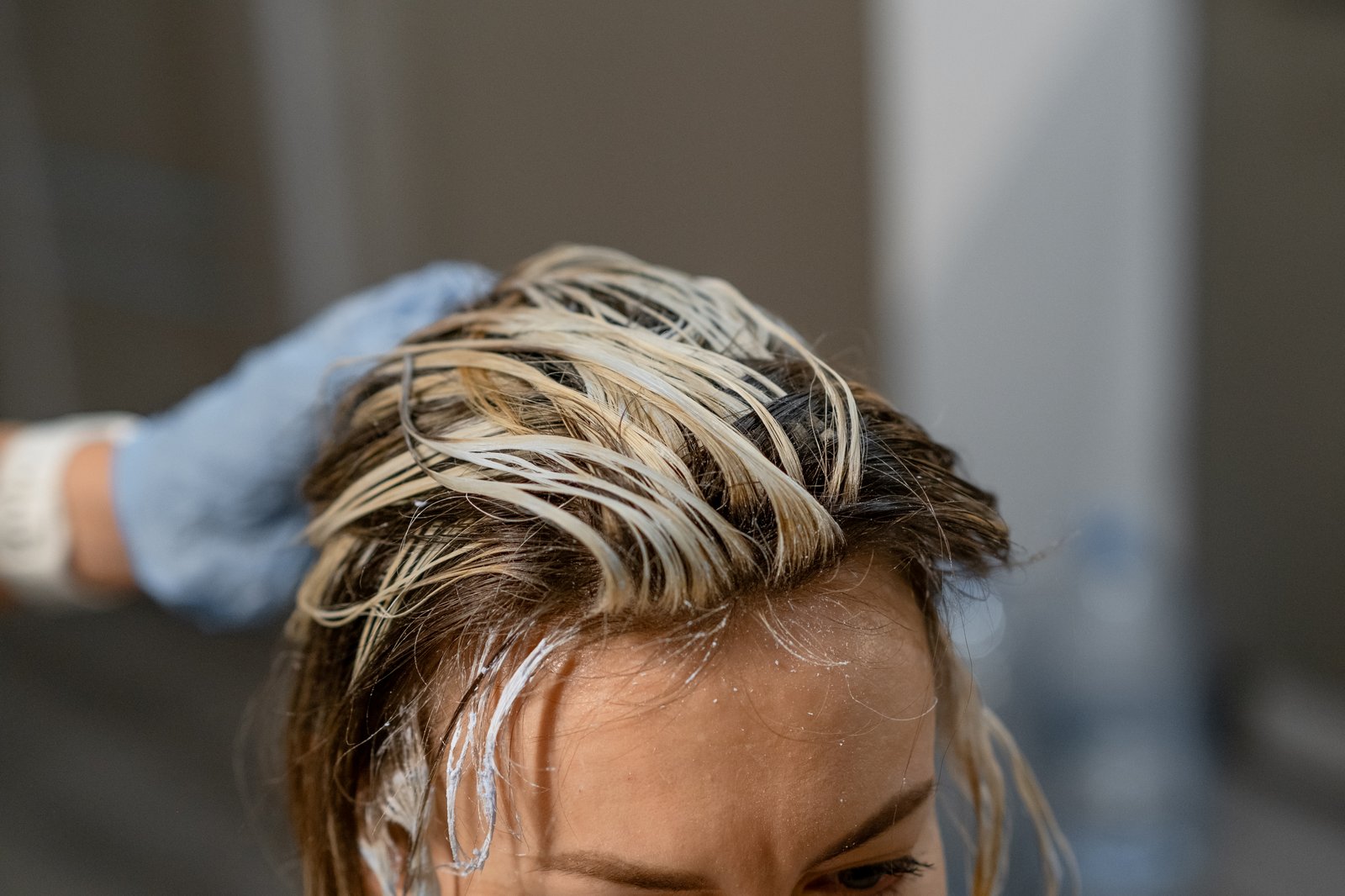 A soft rooted blonde with lived-in dimension, the grow-out is part of the design