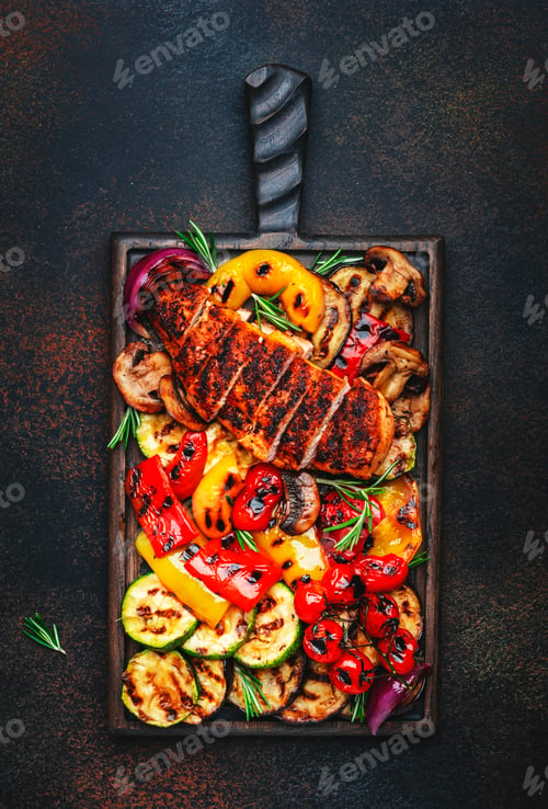 Preview: Grilled vegetables and chicken fillet. Paprika, zucchini, eggplant, mushrooms, tomatoes, onion
