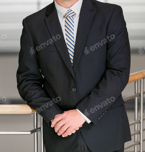 Visualização: Mãos e braços caucasianos recortados de perto de empresário