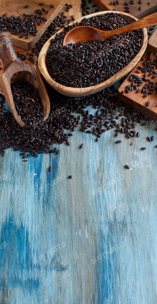 Preview: Black rice in a bowl with a spoon