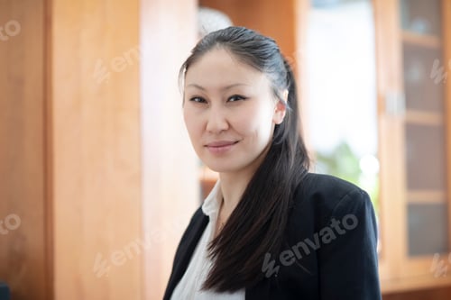 Preview: Portrait of businesswoman in office