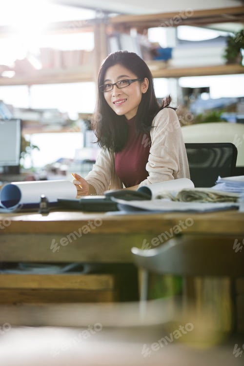 Preview: Female architect working in the office