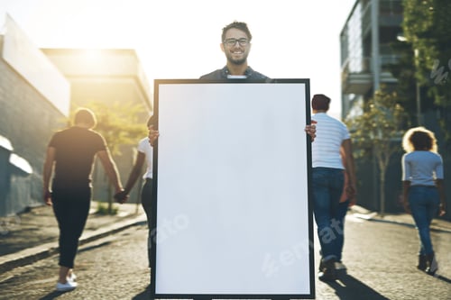 Visualização: Mostre sua criatividade aqui. Foto de um jovem segurando um cartaz do lado de fora.