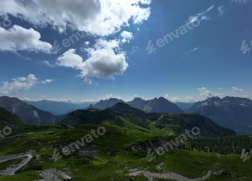 Vorschau: Grüne Berge unter klarem blauem Himmel