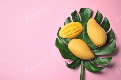 Preview: Flat lay composition with mango fruits on color background. Space for text