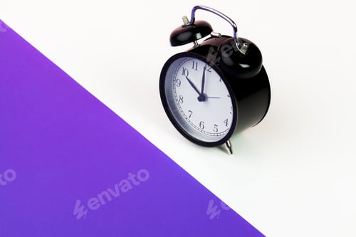 Preview: Vintage black alarm clock on lilac background
