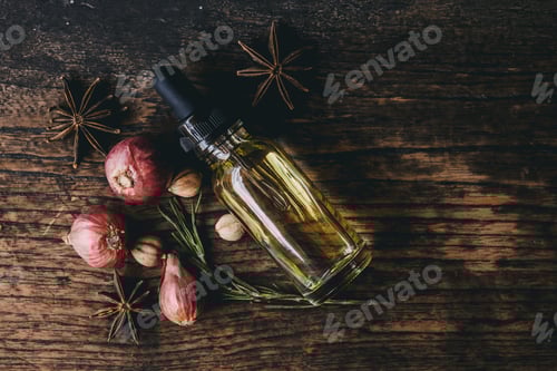 Visualização: Extrato de óleo de ervas, essências de ervas para meditação, aroma em fundo de madeira com espaço de cópia