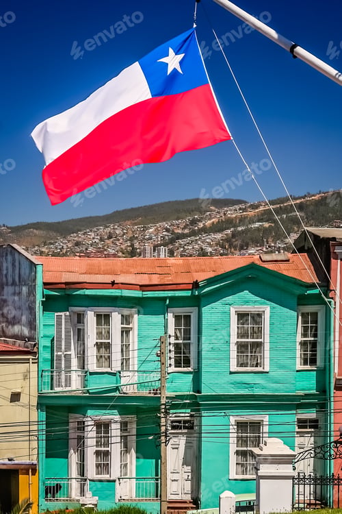 Preview: Chilean flag fluttering on a mast in Valparaiso