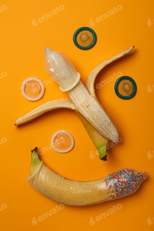 Preview: Condoms on bananas on a yellow background