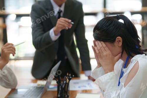 Visualização: Female employees who make mistakes are scolded and shouted at by angry bosses or co-workers.