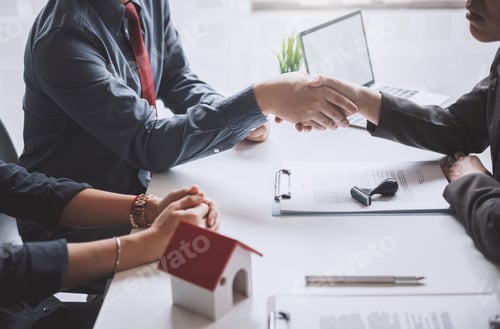 Preview: Agent and customer shake hands When successful trading houses.