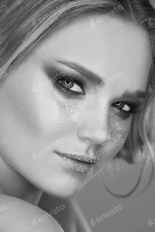 Preview: Portrait Of Sensual Beautiful Woman Model With Fresh Daily Makeup And Clean Healthy Skin In Studio