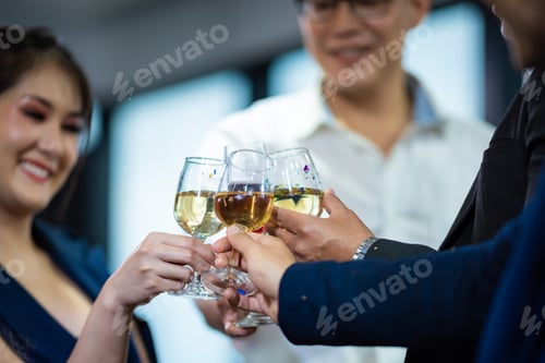 Visualização: empresários brindando com champanhe e sorrindo enquanto estão perto de cada um