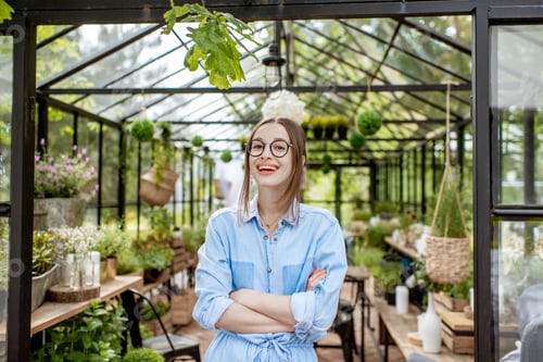 Preview: Woman in the greenhouse