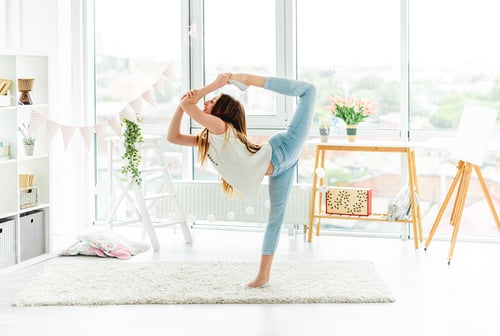 Preview: Sporty teenage girl performing acrobatic movements