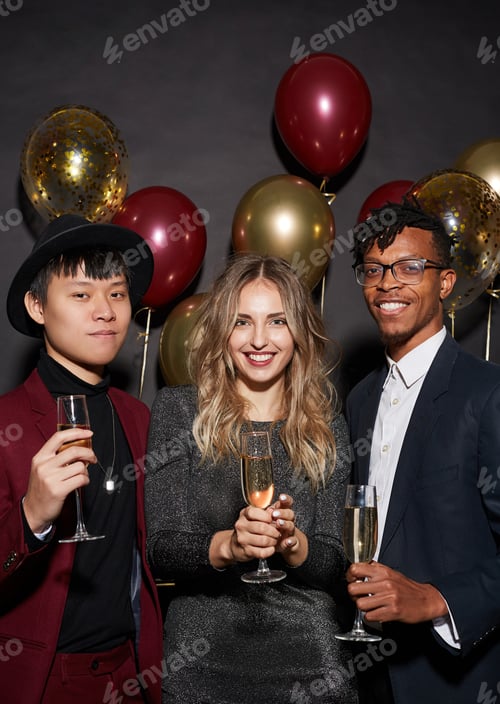 Visualização: Jovens modernos posando em festa