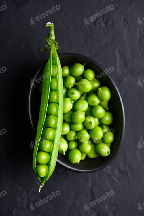 Preview: Top view of healthy green pea beans in a black bowl