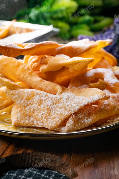 Preview: Faworki sprinkled with powdered sugar.
