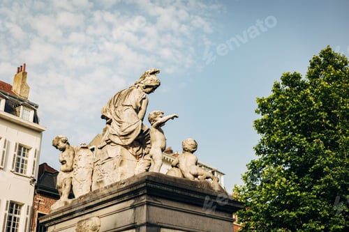 Preview: Low-angle view of a statue in the Grand Sablon Square in Brussels, Belgium