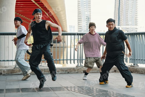 Visualização: Dancing Group Practicing Street Dance Under Bridge