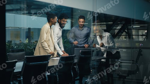 Visualização: Equipe de negócios multiétnica e diversificada, colegas, parceiros corporativo, trabalhadores vencem com o laptop.