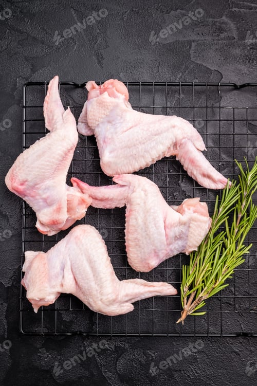 Preview: Uncooked chicken wings, showcasing their tender meat, ideal for flavorful recipes
