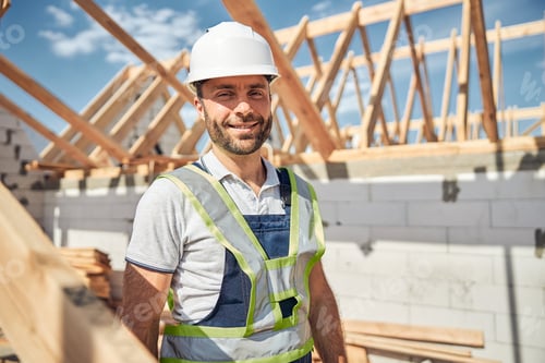 Preview: Positive delighted constructor looking straight at camera