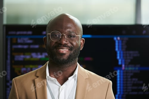 Preview: Young smiling African American businessman in eyeglasses and formalwear
