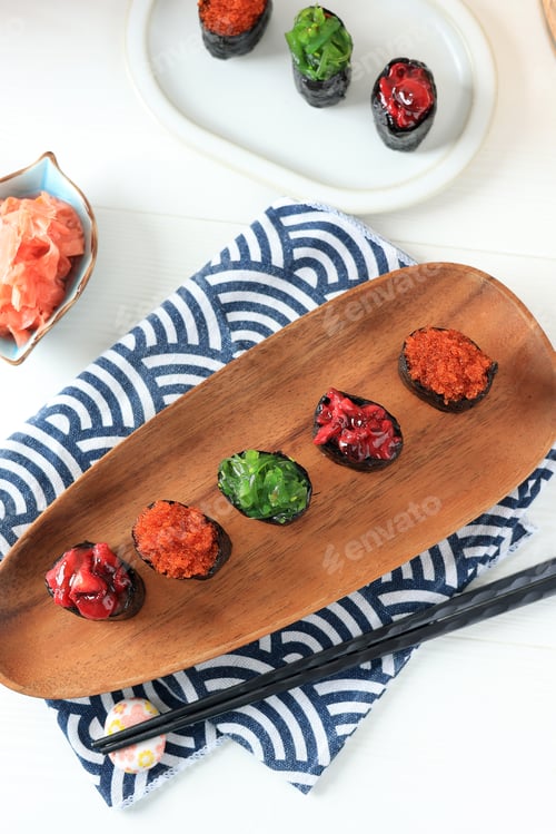 Preview: Gunkan Sushi on Oval Wooden Plate