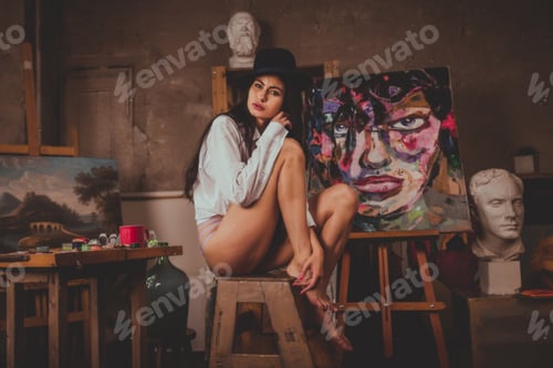 Preview: Woman painting