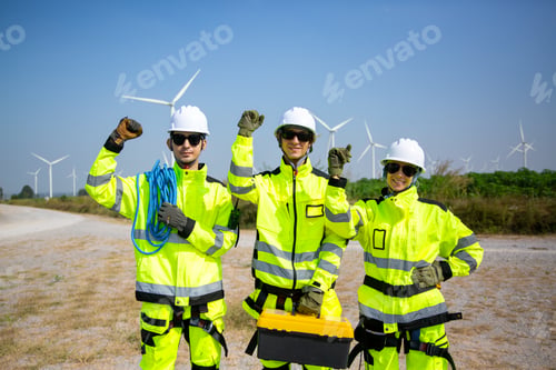 Preview: Professional maintenance engineer working at wind turbine farm
