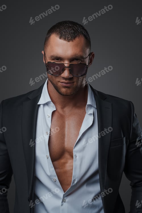 Preview: Stylish Muscular Man in Sunglasses
