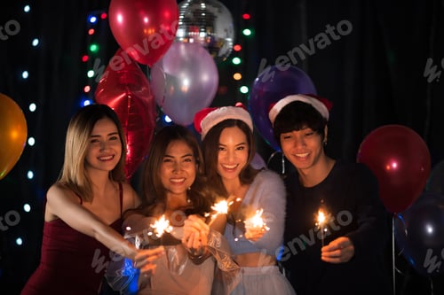 Visualização: Felizes amigos asiáticos comemorando a véspera de ano novo de 2021 - pessoas se divertindo juntas